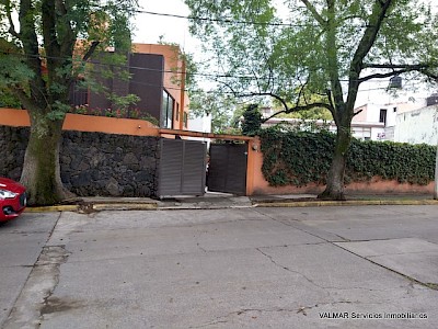 Amplia casa con jardín y alberca