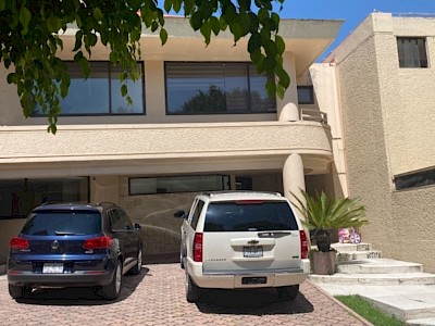 Hermosa casa recién remodelada fuera del country club en interlomas