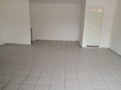SE RENTAN BONITOS LOCALES FRENTE A CAÑA HUECA