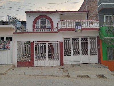 SE RENTA AMPLIA Y ESPACIOSA CASA DE 2 NIVELES EN COL. XAMAIPAK
