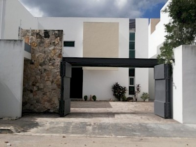 CASA EN VENTA EN MONTEBELLO, MERIDA YUCATAN.