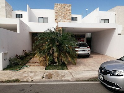 HERMOSA CASA EN VENTA EN CONKAL, 3 RECÁMARAS Y ALBERCA, EXCELENTE UBICACIÓN
