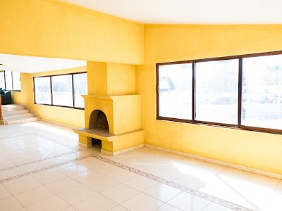 Casa con 5 locales comerciales, en San Pablo Autopan, Toluca, enfrente del CEVETIS