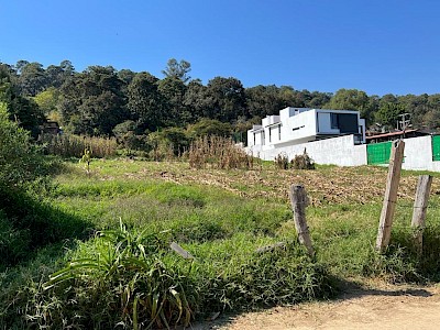 Terreno en el Fracc. IZZAR, Valle de Bravo a una cuadra del Lago con vista panorámica