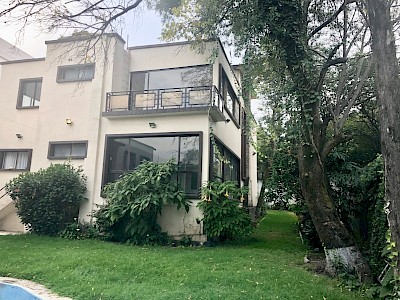 VENDO CASA EN ESQUINA EN LOMAS DE CHAPULTEPEC DE 4 RECAMARAS