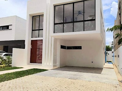 VENTA CASA DE LUJO EN PARQUE CENTRAL, CHOLUL, MERIDA, YUCATAN