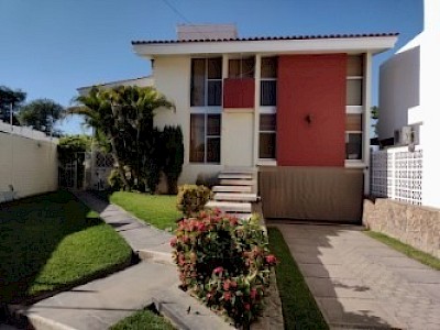 CASA EN VENTA CON EXELENTE UBICACION Y AMPLIO TERRENO, 1,026 M2 ENFRENTE DE HOSPITAL DIAZ DE LEON, GUASAVE, SIN.