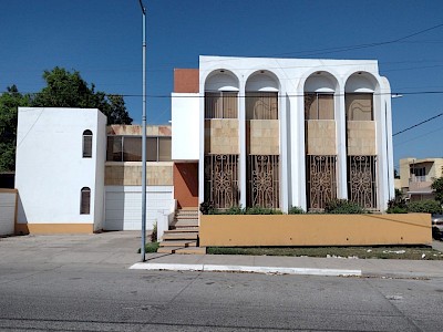 CASA EN VENTA, EXELENTE UBICACION Y CONDICIONES, ESQUINA EN COL. CENTRO