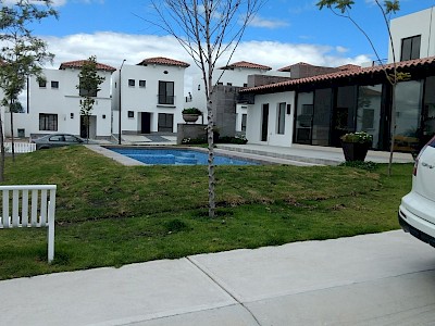 VENTA DE CASAS EN CLUSTER CON ALBERCA EN CORREGIDORA