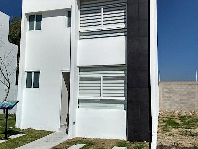 VENTA DE CASA EN CLUSTER CON ALBERCA Y SEGURIDAD 