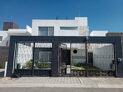 CASA RESIDENCIAL de OPORTUNIDAD!!!  en JURIQUILLA. ENTREGA INMEDIATA!!! EXCELENTE UBICACION!!! 
