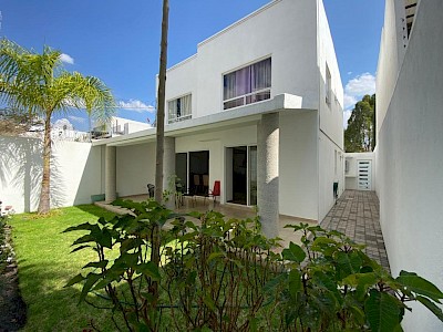 CASA EN VENTA EN FRACCIONAMIENTO DE REAL DE JURIQUILLA, QUERETARO