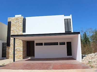 CASA EN VENTA EN PRIVADA TAMORA CONKAL  EXCELENTE UBICACION, ACABADOS DE LUJO AMPLIOS ESPACIOS