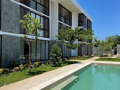 EN RENTA DEPTO. AMUEBLADO DE 2 HABITACIONES / DESARROLLO CON AMENIDADES Y PISCINA / ZONA YUCATÁN COUNTRY CLUB