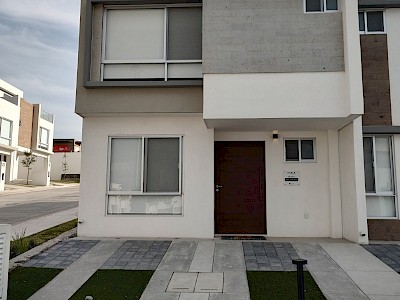 VENTA DE CASA MUESTRA EN ZAKIA CON CASA CLUB EN CLUSTER 