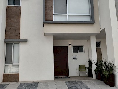 VENTA DE CASA MUESTRA EN ZAKIA CON CASA CLUB EN CLUSTER CON VIGILANCIA