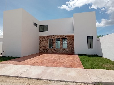 EN VENTA HERMOSA CASA DE 4 RECAMARAS Y PISCINA / ZONA NORTE / SAN DIEGO CUTZ, CONKAL, YUCATÁN
