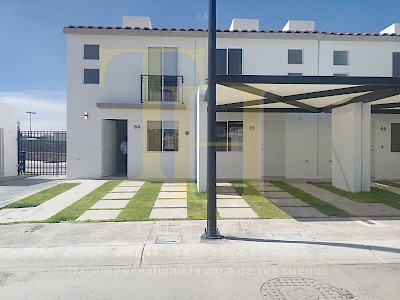 Casa disponible en privada con Alberca 3 recamaras una en planta baja