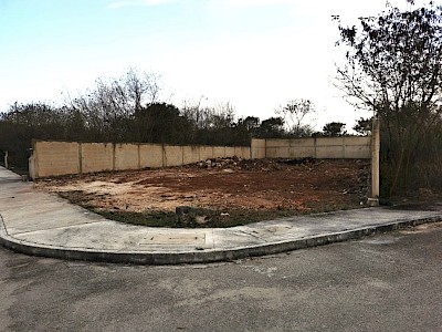 SE VENDE AMPLIO TERRENO TOTALMENTE BARDEADO Y EN ESQUINA / PRIVADA EN CONKAL