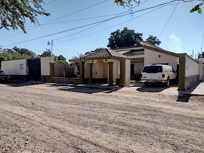 CASA EN VENTA DE 619 M2 ESQUINA CON DE LOS PINOS Y NARANJOS, AMPLIA Y MUY CERCA DEL BLVD. PAYAN, COL LAS PALMAS GUASAVE.