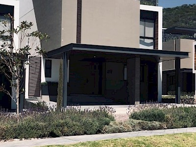 En Querétaro, casa tres niveles, espacios amplios nueva dentro de privada.