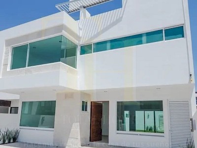 A 5 minutos del Fresko de Juriquilla, en privada te espera tu nuevo Hogar con 3 niveles