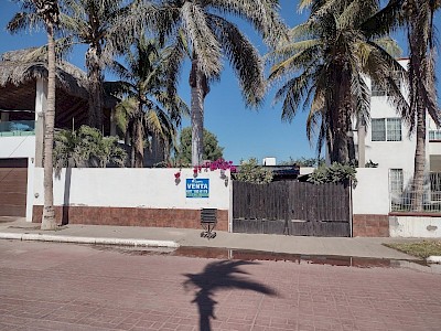 CASA EN VENTA, PLAYA LAS GLORIAS EN EXELENTE UBICACION, SOBRE BLVD. TIBURON, MUY CERCA DE CAPILLA Y DE LA PLAYA.