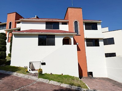 PRECIOSA CASA EN VENTA Y RENTA EN PASEOS DEL BOSQUE, NAUCALPAN