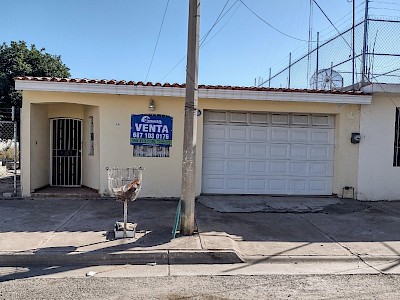 CASA EN VENTA, MUY BUENA UBICACION CALLE M.C. CASTRO A POCOS METROS DEL CENTRO DE IDIOMAS, 3 RECAMARAS DE UN PISO, GUASAVE.