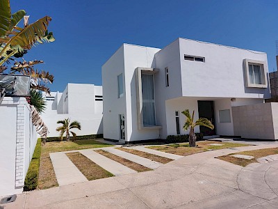 Preciosa residencia en Privada Portal del Hierro
