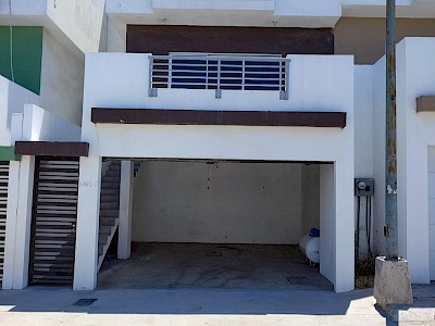 En Renta casa en Tijuana amplia en fraccionamiento privado 3- Recamaras 