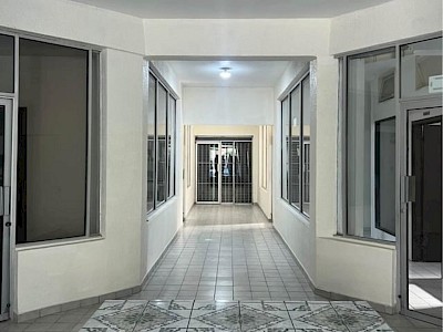 SE RENTAN LOCALES COMERCIALES EN PLAZA SOBRE BLVD. FUNDADORES EXCELENTE UBICACION $550.00 DOLARES