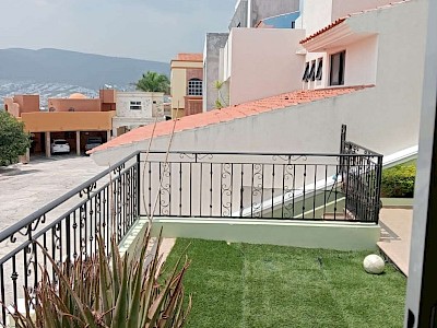 MAGNÍFICA CASA EN VENTA UBICADA EN EL EXCLUSIVO FRACCIONAMIENTO LOS TUCANES EN LA ZONA DORADA DE TUXTLA, PRIVACIDAD TOTAL Y ARMONIA EN LA CONVIVENCIA.