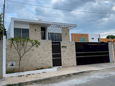 EXCELENTE CASA DE DOS PLANTAS EN COLONIA MAYA 3 RECAMARAS $8'450,000