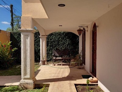 Se RENTA casa de 4 recámaras completamente amueblada y piscina dentro de Mérida
