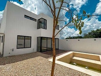 SE RENTA CASA CON PISCINA Y 3 RECÁMARAS / DENTRO DE PRIVADA CON AMENIDADES / CONKAL, YUCATÁN