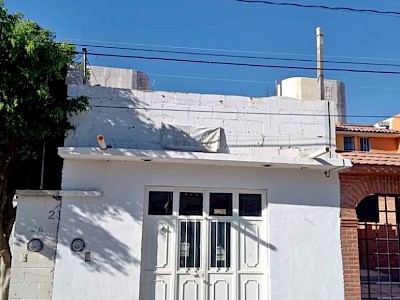 Casa de dos niveles en venta en la Colonia las Águilas 