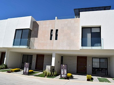 Casa modelo Rubi Roof Garden - frente a casa Club Creta