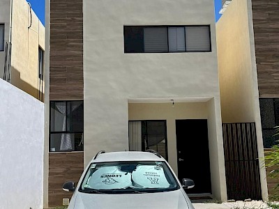 VENTA DE CASA EN ALESSIA II, CIUDAD CAUCEL, DE 2 RECAMARAS BARDEADA 