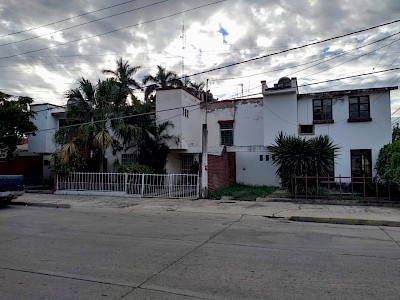 EN VENTA PROPIEDAD EN ESQUINA, CONJUNTO DE 4 CASAS, A ESPALDAS DEL IMSS Y ENFRENTE DE AGENCIA CHRYSLER Y MARISCOS EL MULATO. GUASAVE.