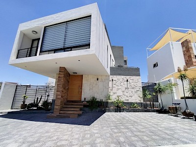 CASA DE AUTOR EN RENTA Y VENTA EN GARAMBULLO 2,  ZIBATÁ, QUERÉTARO