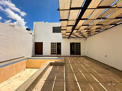 Venta de casa sobre avenida en Francisco de Montejo, Mérida, Yucatán