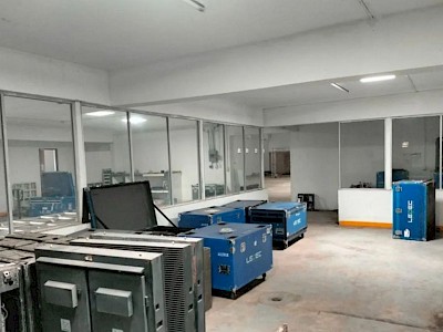 Amplia Bodega, Ubicada en Reparto Granjas a 650 metros del Periferico.