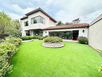 VENDO CASA EN CERRADA CON VIGILANCIA Y ALBERCA EN BOSQUE DE LAS LOMAS