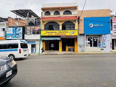 CONSTRUCCIÓN DE 3 NIVELES UBICADA EN UNA DE LAS AVENIDAS DE MAYOR CIRCULACIÓN EN TUXTLA GUTIÉRREZ EN LA 9ª. SUR ORIENTE ENTRE 4ª. Y 5ª. ORIENTE. PUEDE SER NEGOCIO AL 100 % Ó TAMBIÉN COMERCIO CON CASA HABITACIÓN.