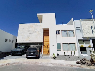 RESIDENCIA DE AUTOR NUEVA EN VENTA  EN JADE SUR, ZIBATÁ, CASA MAEBA
