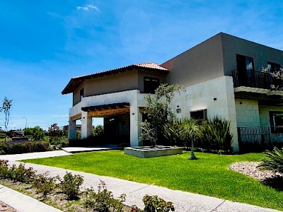 Venta imponente casa en El Campanario. 