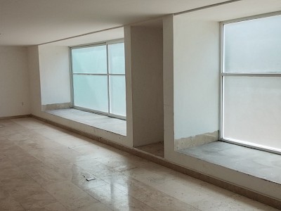 ESTUPENDO LOCAL COMERCIAL EN RENTA DE 150 M2 EN SEGUNDO PISO PARA SER USADO COMO OFICINAS, CONSULTORIOS, DESPACHOS, ETC., UBICADO EN BULEVAR 28 DE AGOSTO DE TUXTLA GUTIÉRREZ A 100 METROS DEL BULEVAR BELISARIO DOMÍNGUEZ Y CON ESPACIOS PARA ESTACIONAMIENTO.