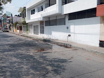 MAGNÍFICA CASA GRANDE EN VENTA QUE PUEDE SER CASA, EDIFICIO, OFICINA, ESCUELA, CLÍNICA, NEGOCIO, ETCÉTERA EN UNA GRAN UBICACIÓN SOBRE EL EJE VIAL DE LA 15ª. ORIENTE SUR CASI ESQUINA CON 4ª. SUR ORIENTE, No. 424, COLONIA TZOCOTUMBAK EN TUXTLA GUTIÉRREZ.