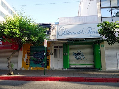 SOY UN EDIFICIO UBICADO EN LA AVENIDA CENTRAL PONIENTE ENTRE 5ª. Y 6ª. PONIENTE ACERA NORTE CON VOCACIÓN COMERCIAL. UNA DE LAS ZONAS DE MAYOR ACTIVIDAD HUMANA EN TUXTLA GUTIÉRREZ.